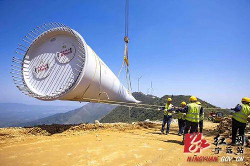 寧遠直擊全省單個規模最大的風電場安裝現場 風力發電機組矗立山巔
